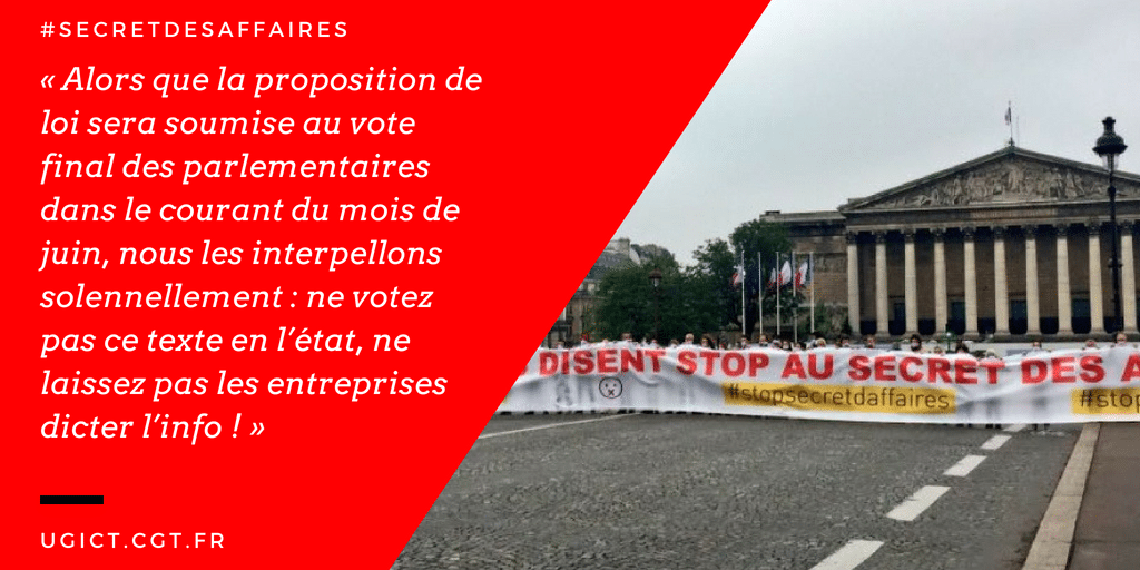 Secret des affaires : image des gens qui ont manifesté devant l'assemblée nationale à l'appel de la CGT