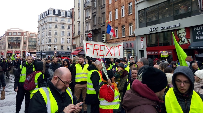 Banderole pour le FREXIT au sein du cortège gilets jaunes à Lille.